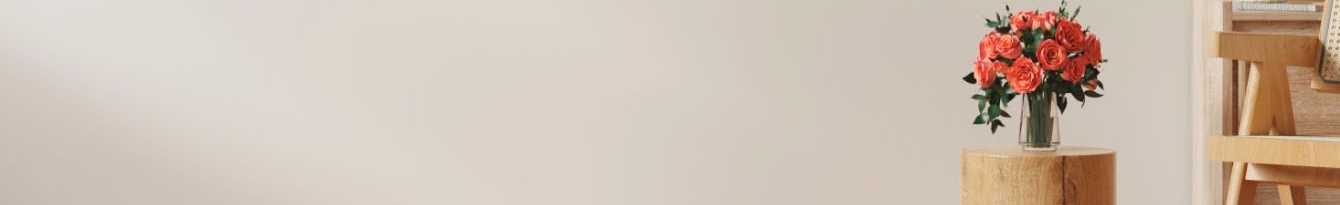 Pessoas adquirindo seu novo imóvel, em um momento de fechamento de contrato ou acordo final